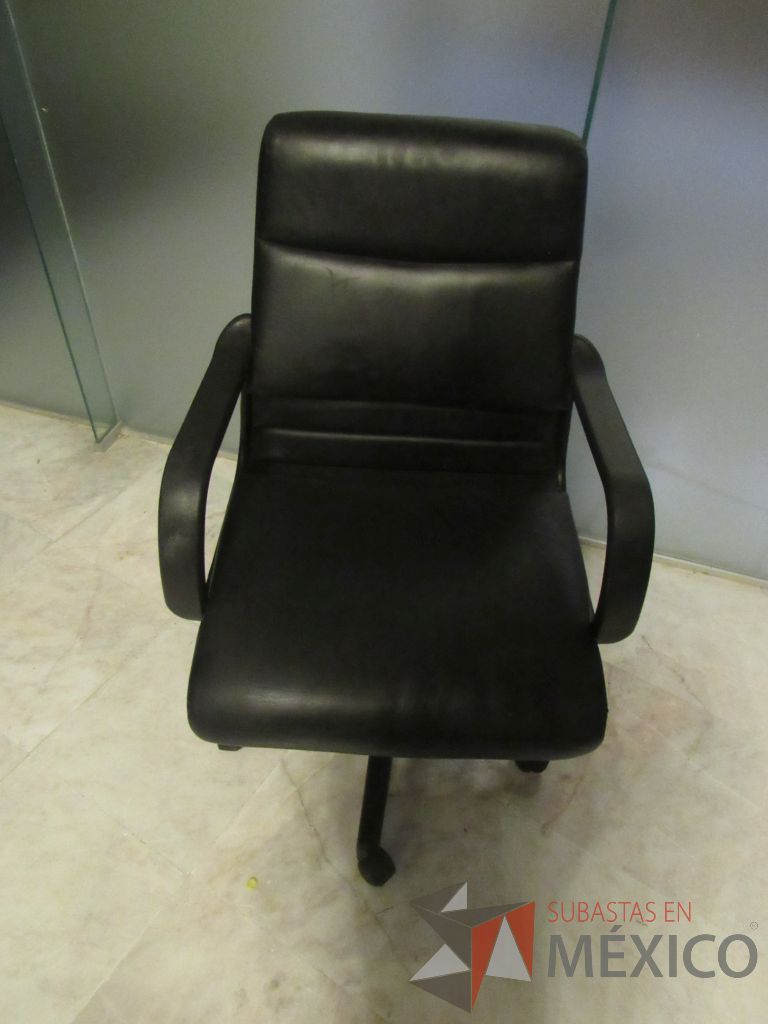 Lote 326a - Silla operativa con ruedas, descansa brazos, asiento y respaldo tipo piel color negro - Imagen 9