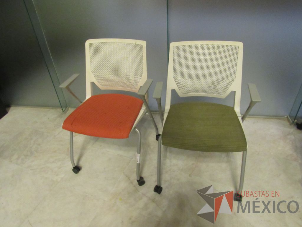 Lote 060 - Silla de visita con rueda, asiento en tela y respaldo color blanco