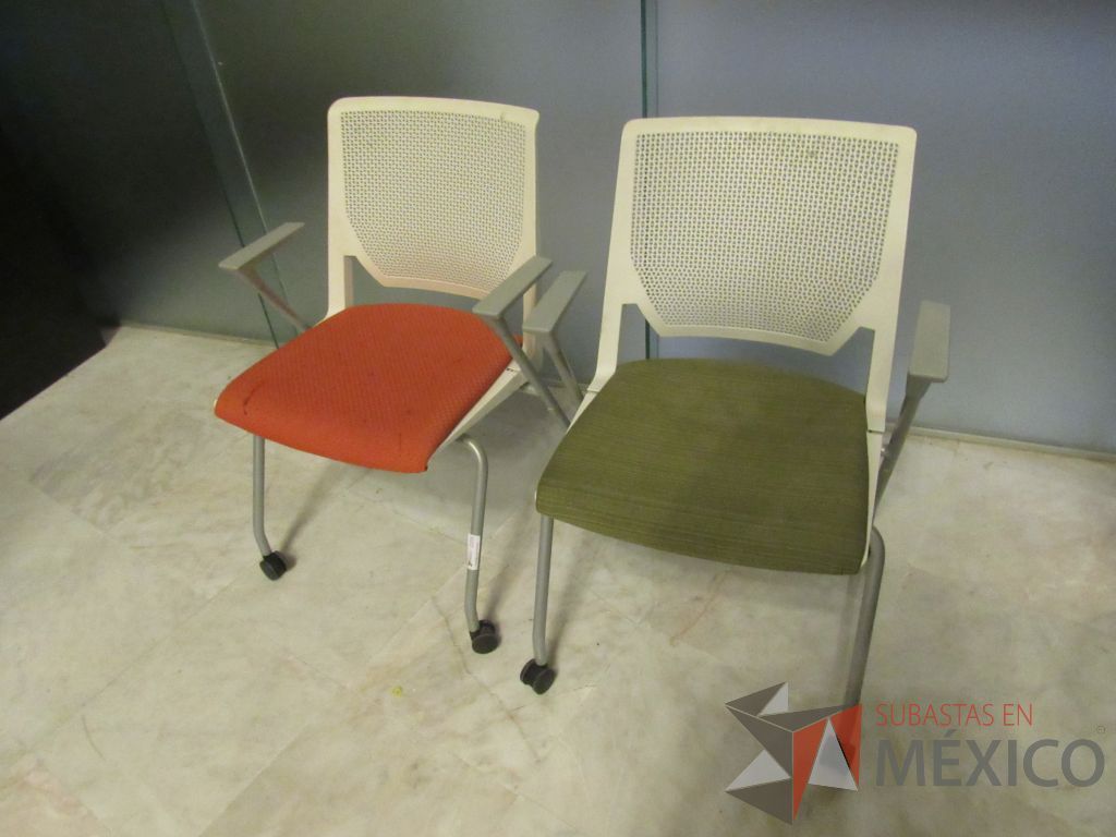 Lote 301c - Silla de visita con rueda, asiento en tela y respaldo color blanco - Imagen 5