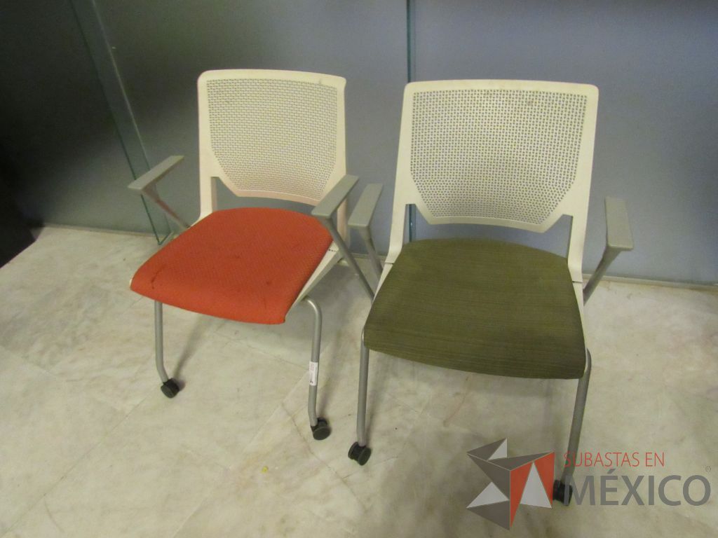 Lote 301c - Silla de visita con rueda, asiento en tela y respaldo color blanco