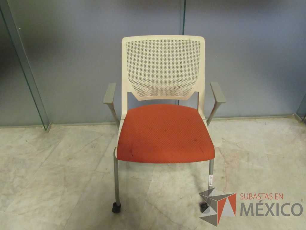 Lote 179 - Silla de visita con rueda, asiento en tela y respaldo color blanco - Imagen 4