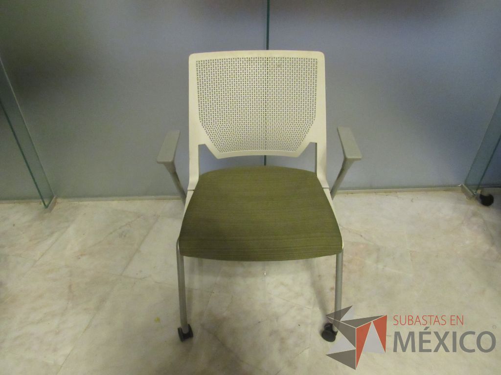 Lote 082 - Silla de visita con rueda, asiento en tela y respaldo color blanco - Imagen 8