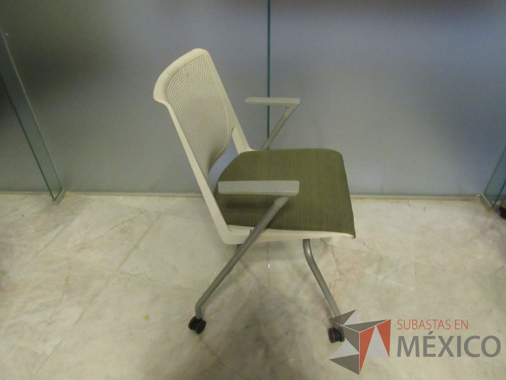 Lote 179 - Silla de visita con rueda, asiento en tela y respaldo color blanco - Imagen 7