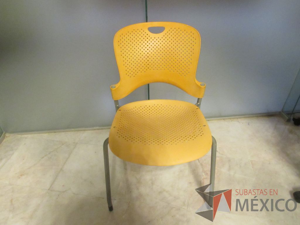 Lote 300b - Silla de visita con 4 patas metálicas con asiento y respaldo color amarillo