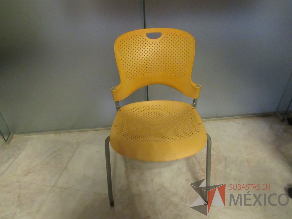 Lote 300b - Silla de visita con 4 patas metálicas con asiento y respaldo color amarillo - Imagen 2