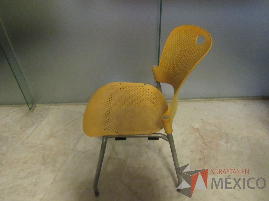 Lote 300b - Silla de visita con 4 patas metálicas con asiento y respaldo color amarillo - Imagen 3