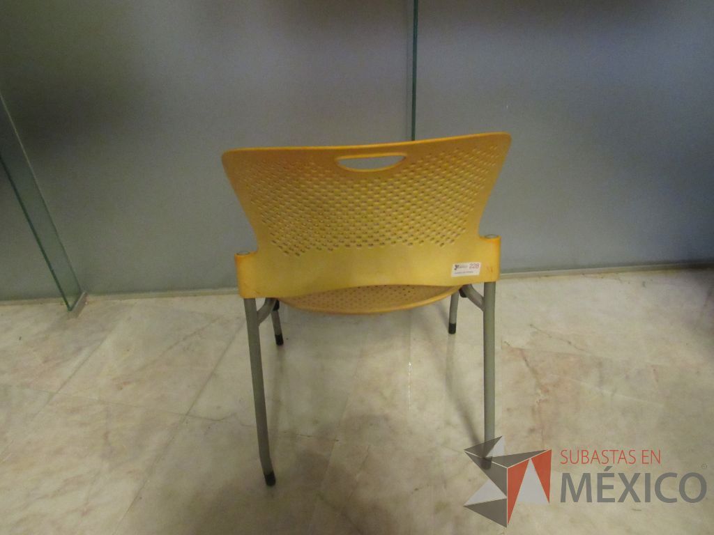 Lote 300b - Silla de visita con 4 patas metálicas con asiento y respaldo color amarillo - Imagen 4