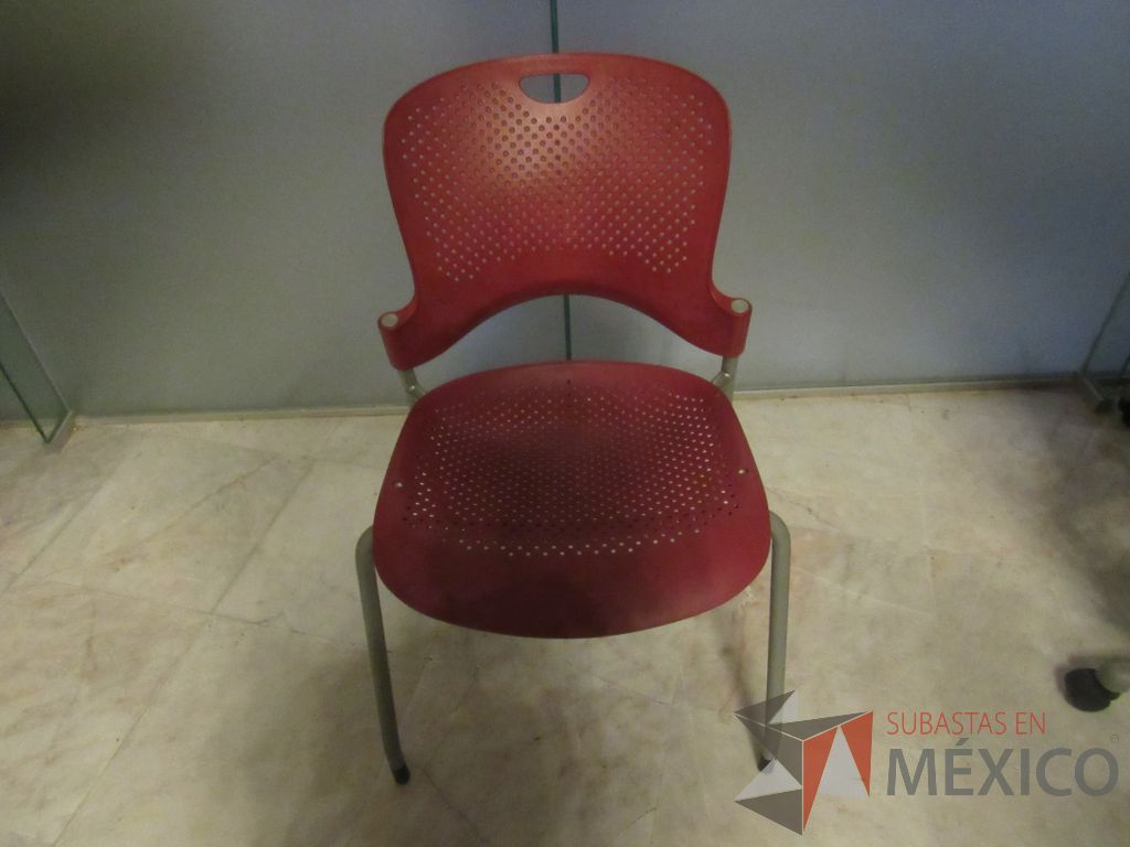 Lote 299a - Silla de visita con 4 patas metálicas con asiento y respaldo color rojo