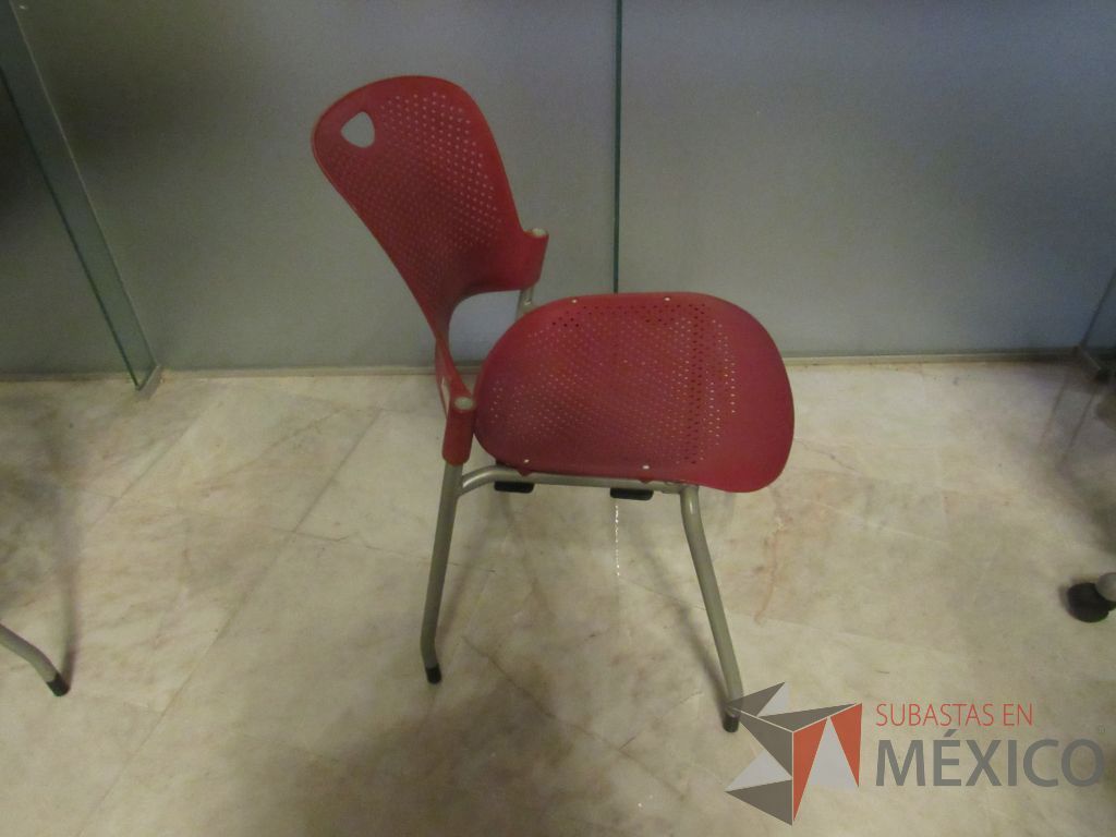 Lote 299a - Silla de visita con 4 patas metálicas con asiento y respaldo color rojo - Imagen 2
