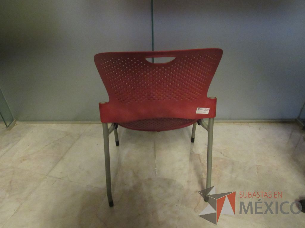 Lote 299a - Silla de visita con 4 patas metálicas con asiento y respaldo color rojo - Imagen 3
