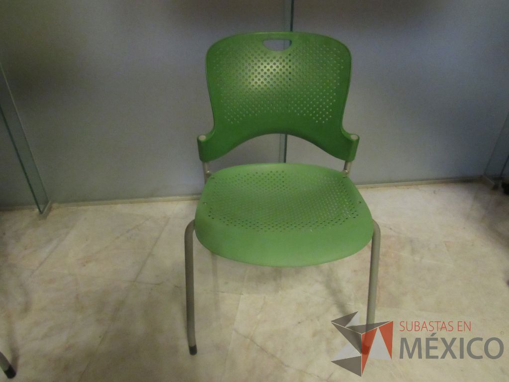 Lote 277b - Silla de visita con 4 patas metálicas con asiento y respaldo color verde - Imagen 2