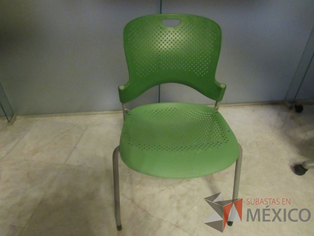 Lote 277b - Silla de visita con 4 patas metálicas con asiento y respaldo color verde