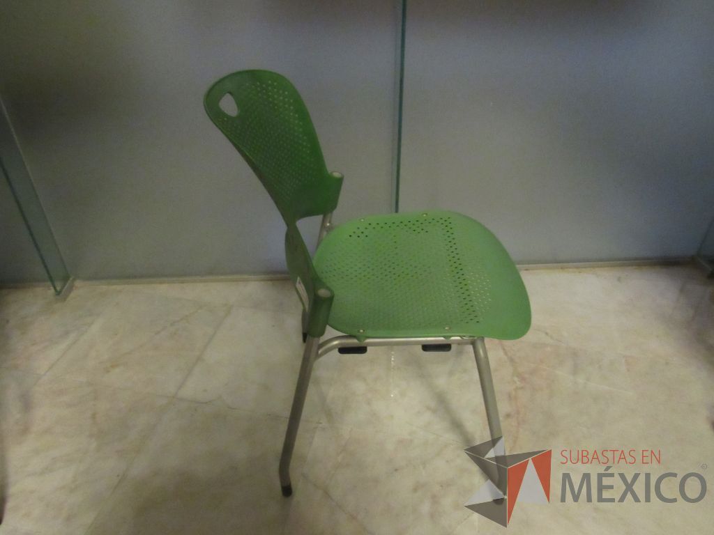 Lote 277b - Silla de visita con 4 patas metálicas con asiento y respaldo color verde - Imagen 3