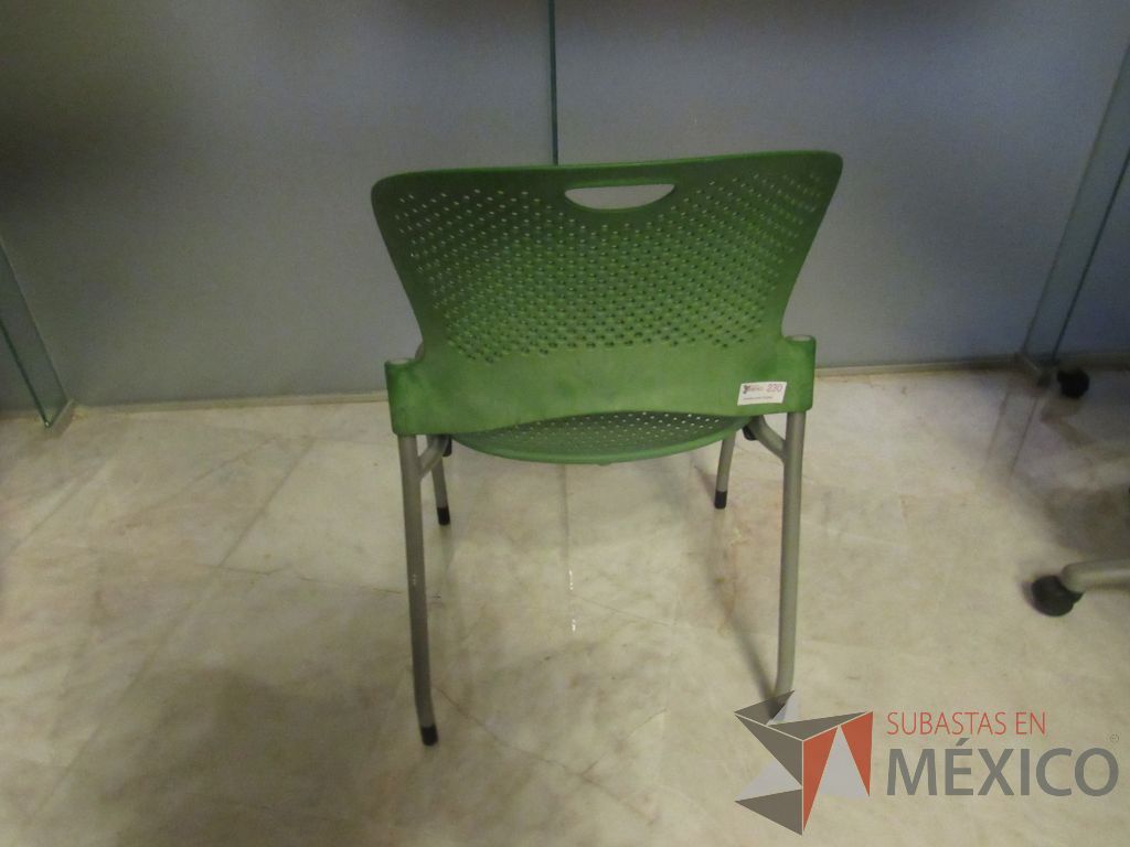 Lote 277b - Silla de visita con 4 patas metálicas con asiento y respaldo color verde - Imagen 4