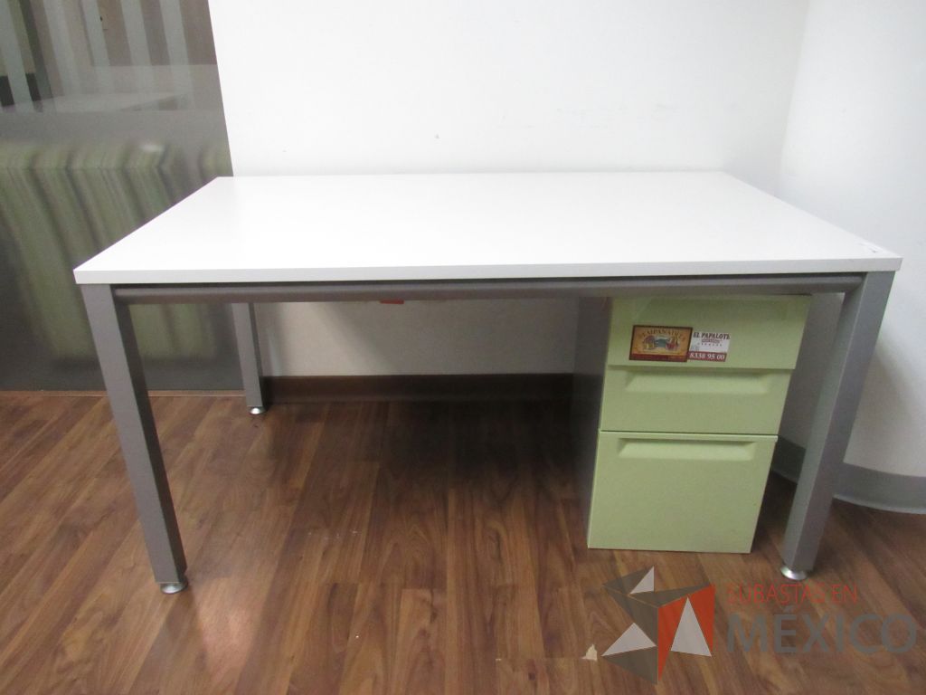 Lote 353 - Mesa de trabajo rectangular con base metálica color gris, cubierta color blanco y archivero vertical - Imagen 6