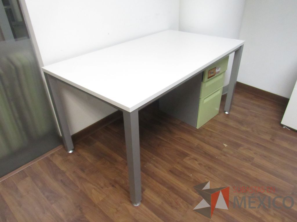 Lote 353 - Mesa de trabajo rectangular con base metálica color gris, cubierta color blanco y archivero vertical - Imagen 7
