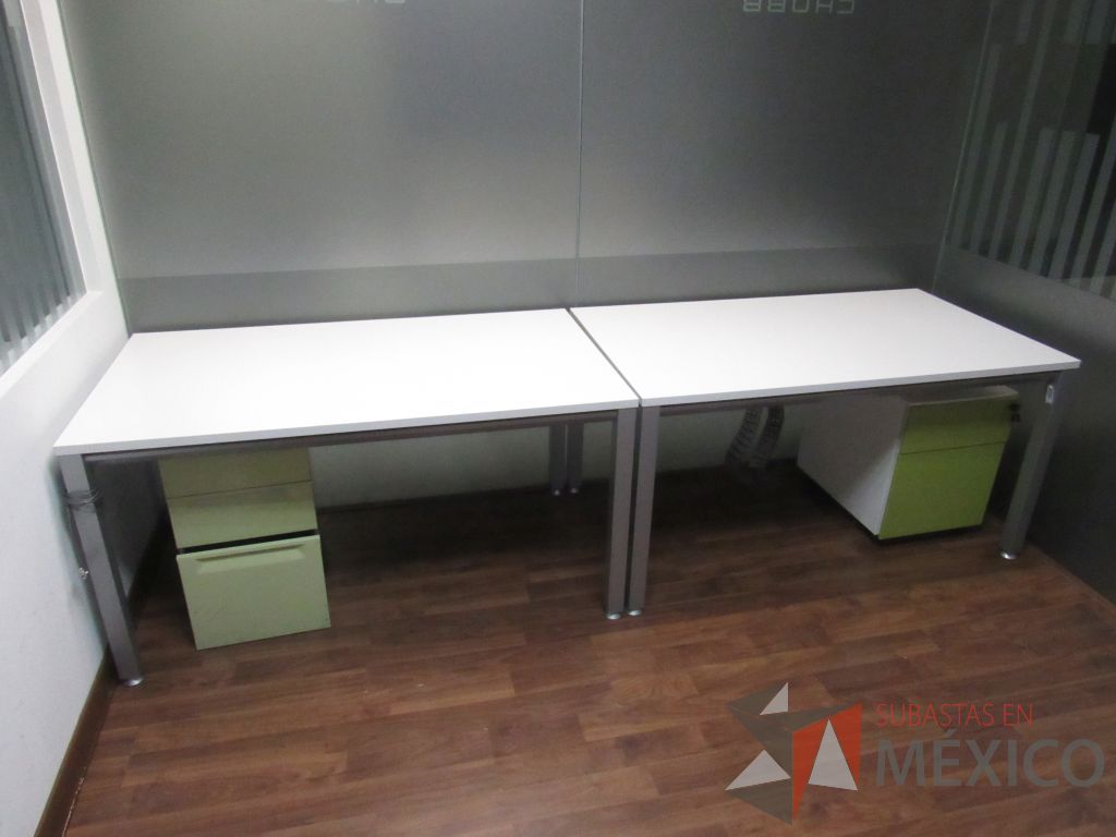 Lote 353 - Mesa de trabajo rectangular con base metálica color gris, cubierta color blanco y archivero vertical - Imagen 5