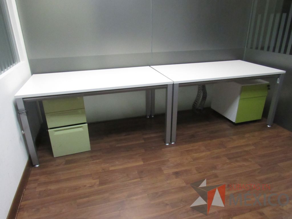 Lote 353 - Mesa de trabajo rectangular con base metálica color gris, cubierta color blanco y archivero vertical - Imagen 2
