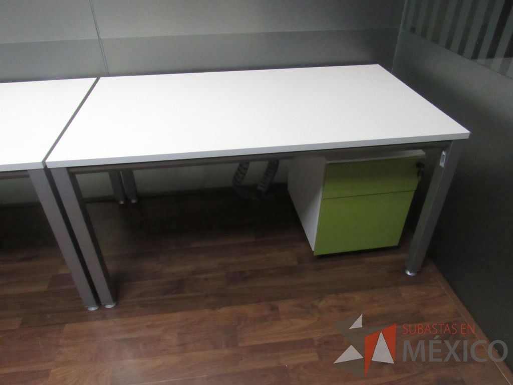 Lote 353 - Mesa de trabajo rectangular con base metálica color gris, cubierta color blanco y archivero vertical