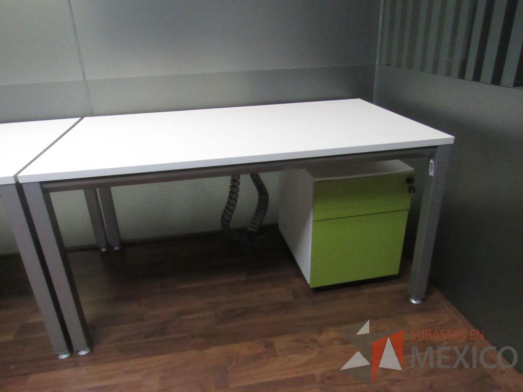 Lote 353 - Mesa de trabajo rectangular con base metálica color gris, cubierta color blanco y archivero vertical - Imagen 4