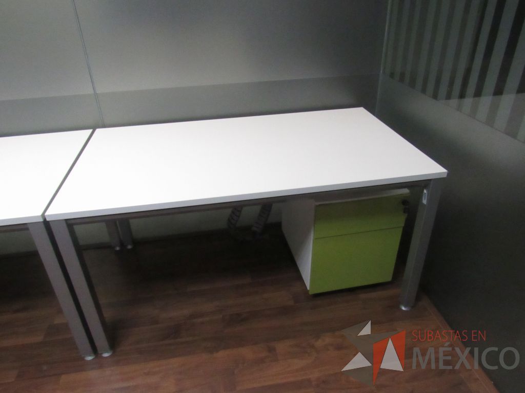 Lote 353 - Mesa de trabajo rectangular con base metálica color gris, cubierta color blanco y archivero vertical - Imagen 3
