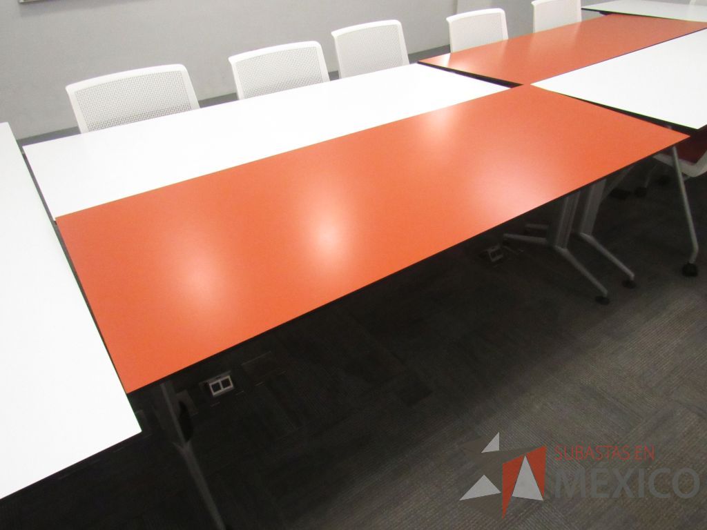 Lote 108 - Mesa de trabajo con base metálica y cubierta color naranja - Imagen 5