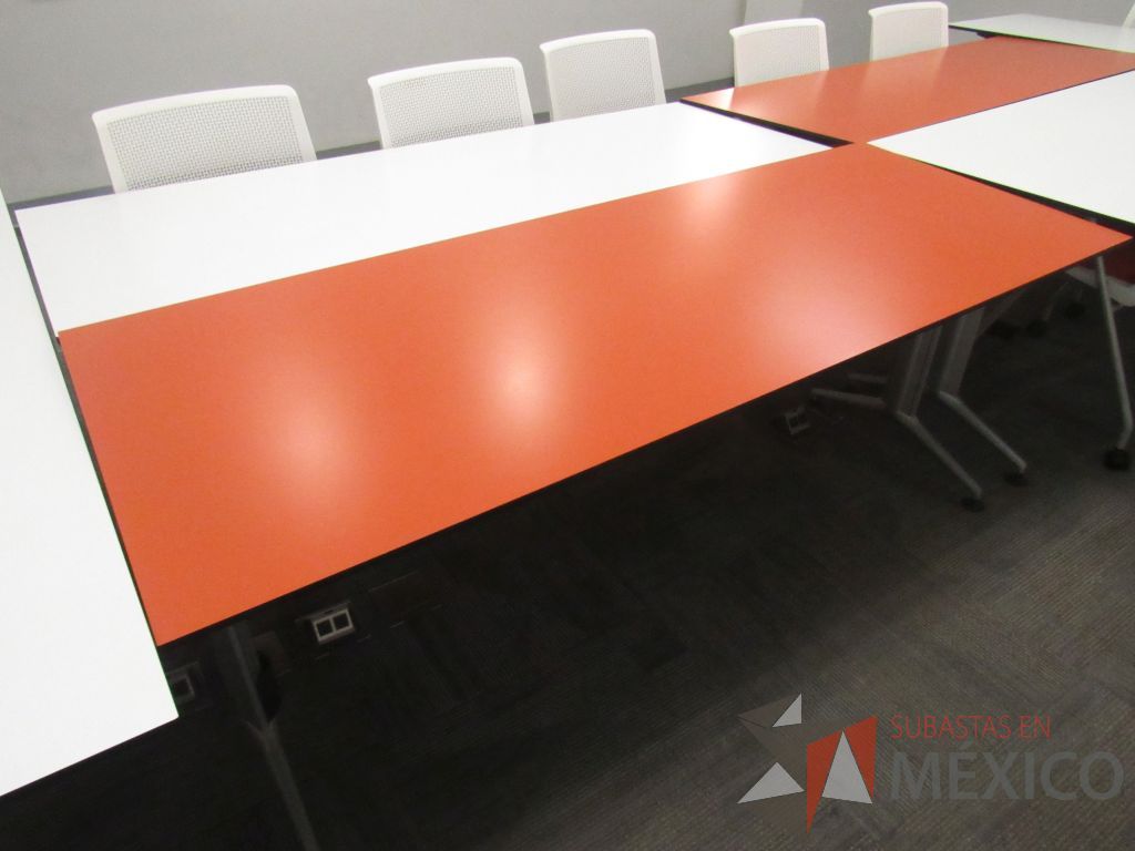 Lote 108 - Mesa de trabajo con base metálica y cubierta color naranja - Imagen 8