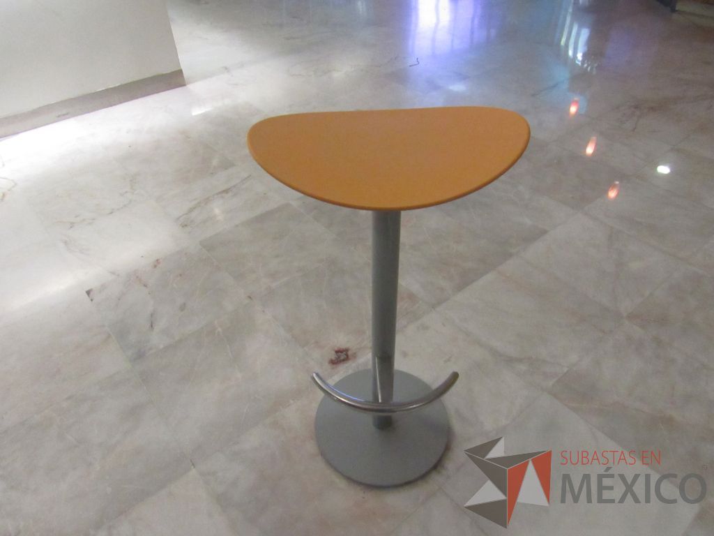 Lote 106a - Mesa alta circular con base metálica y cubierta color blanco - Imagen 18