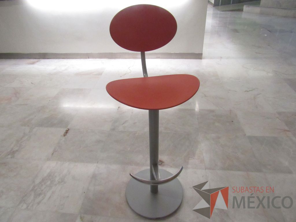 Lote 106a - Mesa alta circular con base metálica y cubierta color blanco - Imagen 16