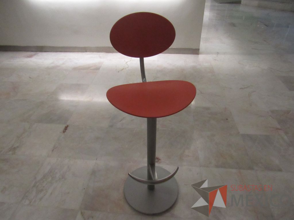 Lote 106a - Mesa alta circular con base metálica y cubierta color blanco - Imagen 15
