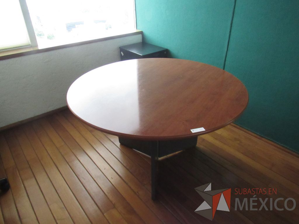 Lote 290 - Mesa de trabajo circular con base color negro, cubierta color madera y archivero vertical