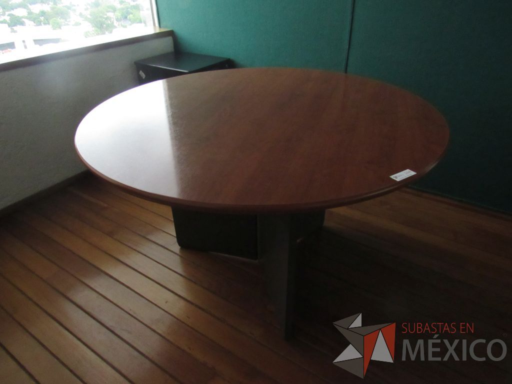 Lote 290 - Mesa de trabajo circular con base color negro, cubierta color madera y archivero vertical - Imagen 4