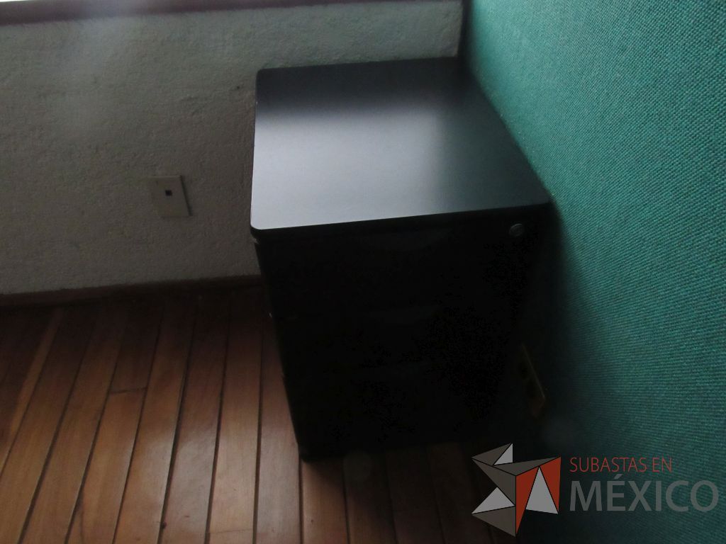 Lote 290 - Mesa de trabajo circular con base color negro, cubierta color madera y archivero vertical - Imagen 9