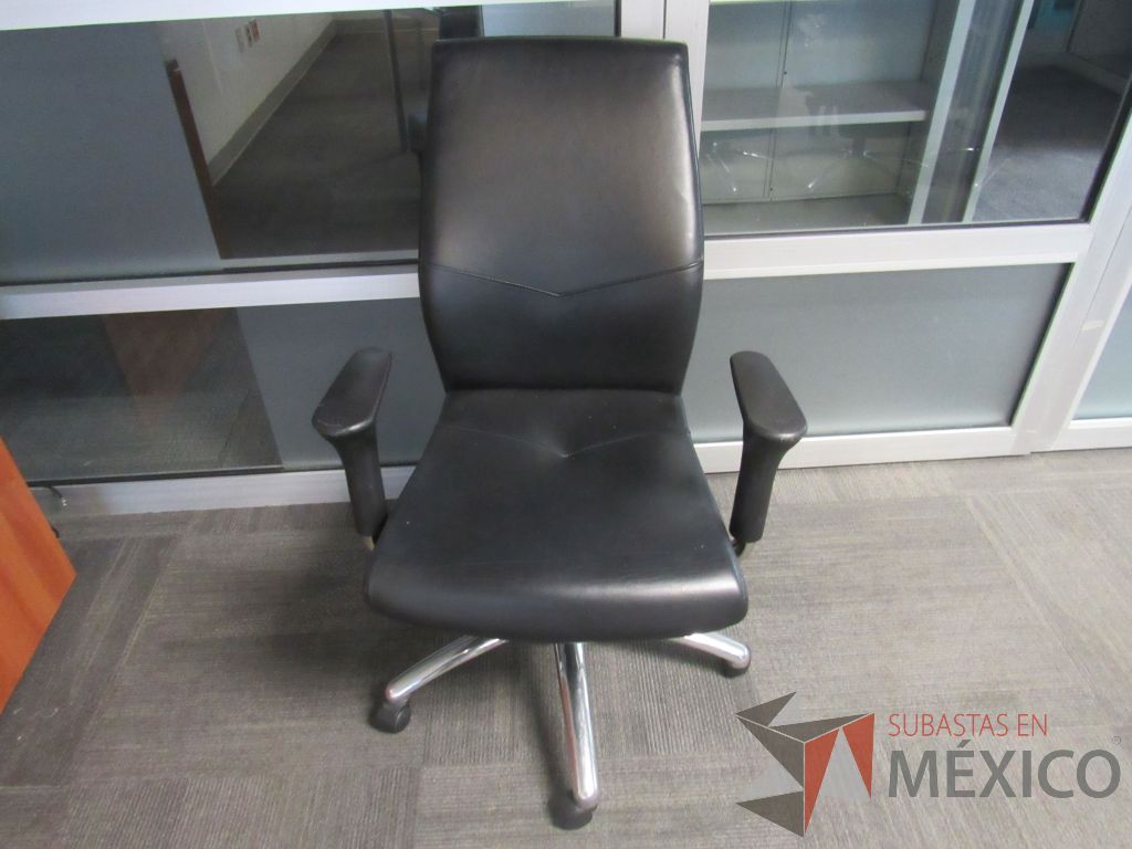 Lote 293 - Silla operativa con ruedas, descansa brazos, asiento y respaldo tipo piel color negro