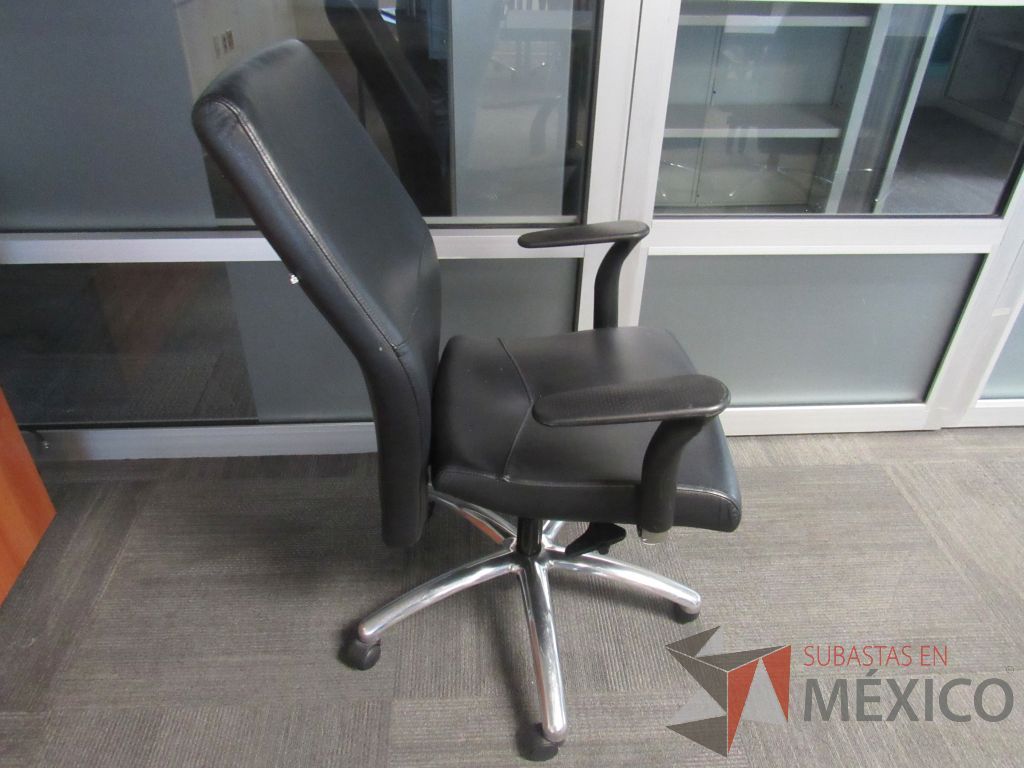 Lote 293 - Silla operativa con ruedas, descansa brazos, asiento y respaldo tipo piel color negro - Imagen 2
