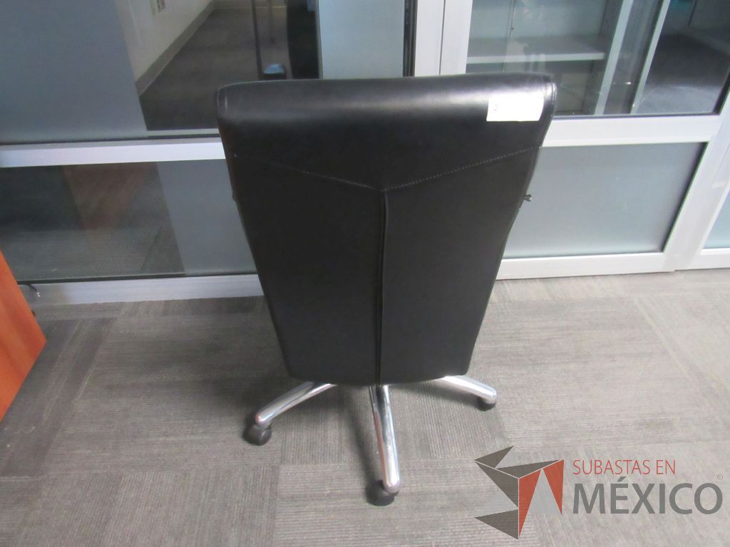 Lote 293 - Silla operativa con ruedas, descansa brazos, asiento y respaldo tipo piel color negro - Imagen 3