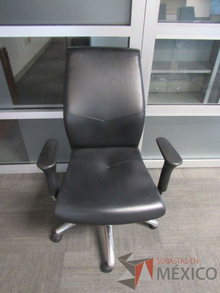 Lote 293 - Silla operativa con ruedas, descansa brazos, asiento y respaldo tipo piel color negro - Imagen 4
