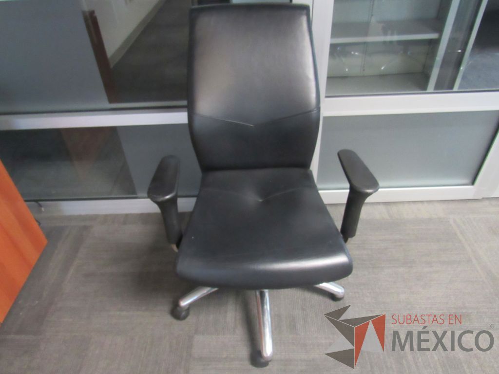 Lote 293 - Silla operativa con ruedas, descansa brazos, asiento y respaldo tipo piel color negro - Imagen 5