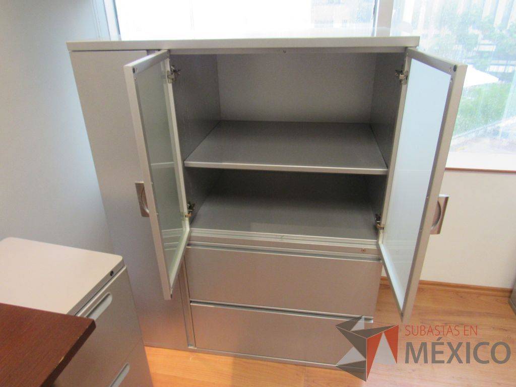 Lote 297a - Gabinete con 2 cajones 3 puertas, espacio para ganchos y 1 entrepaño - Imagen 4