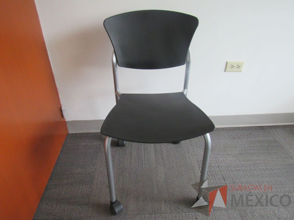Lote 374 - Silla de visita con ruedas, asiento y respaldo liso color negro