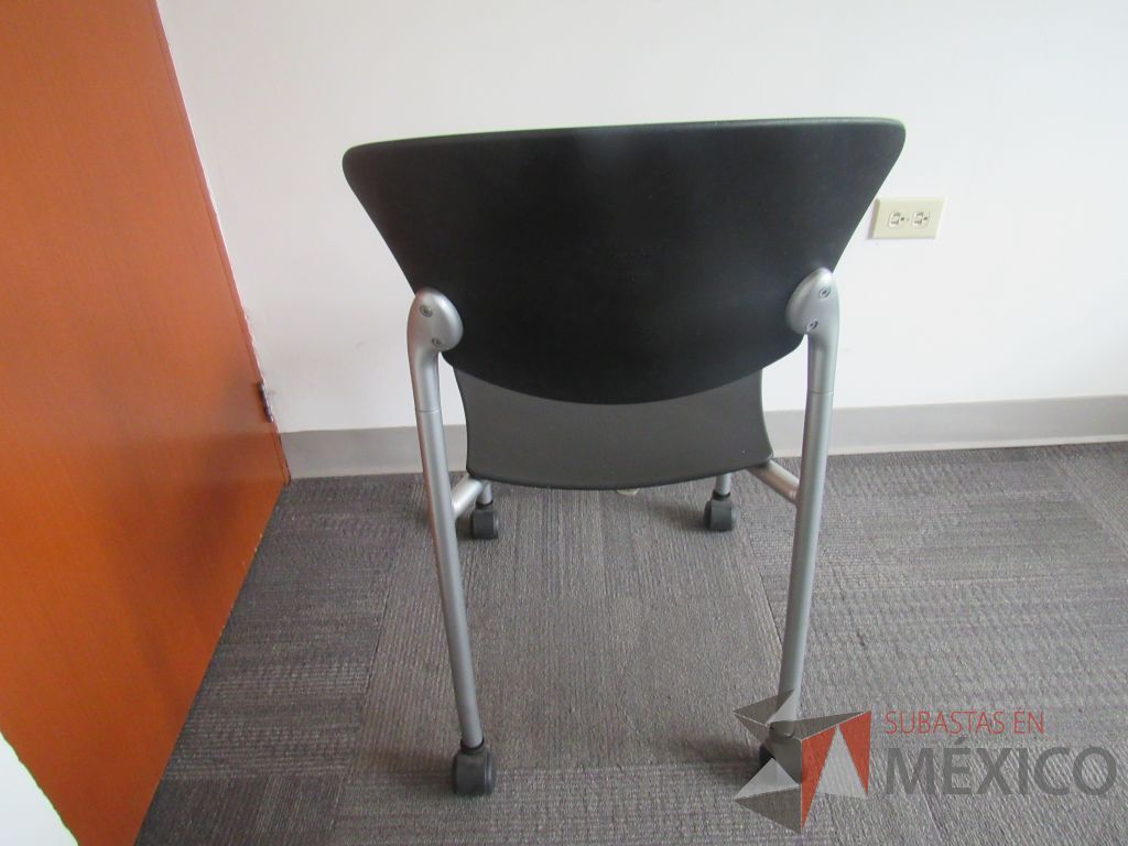 Lote 047 - Silla de visita con ruedas, asiento y respaldo liso color negro - Imagen 3