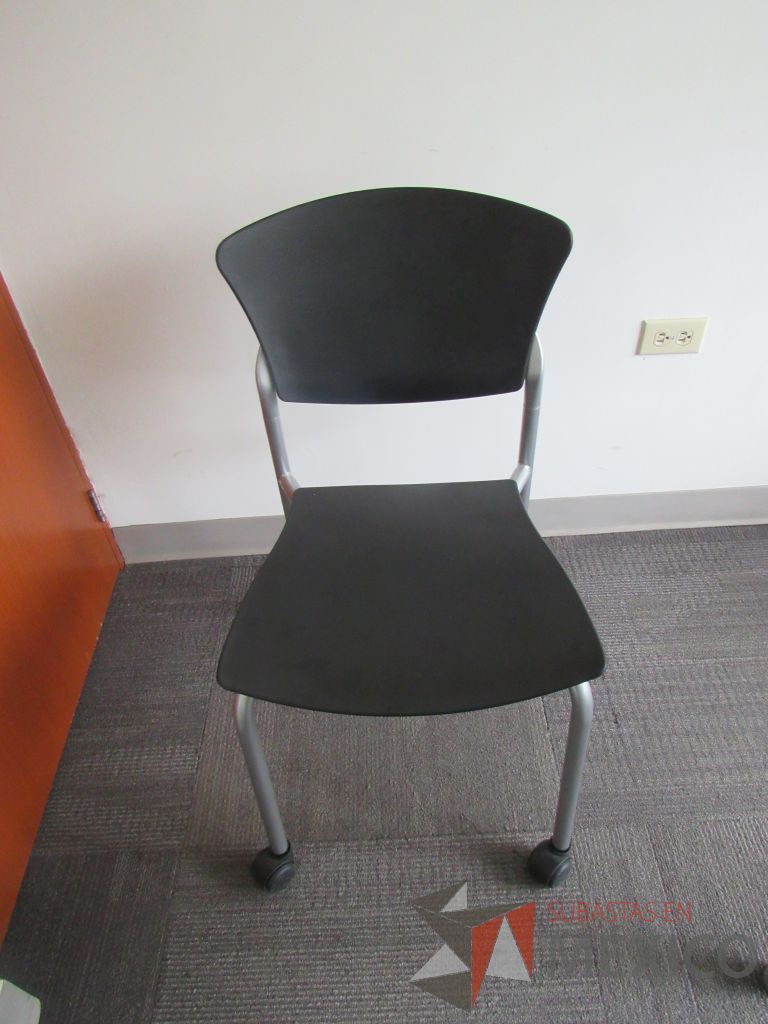 Lote 374 - Silla de visita con ruedas, asiento y respaldo liso color negro - Imagen 4