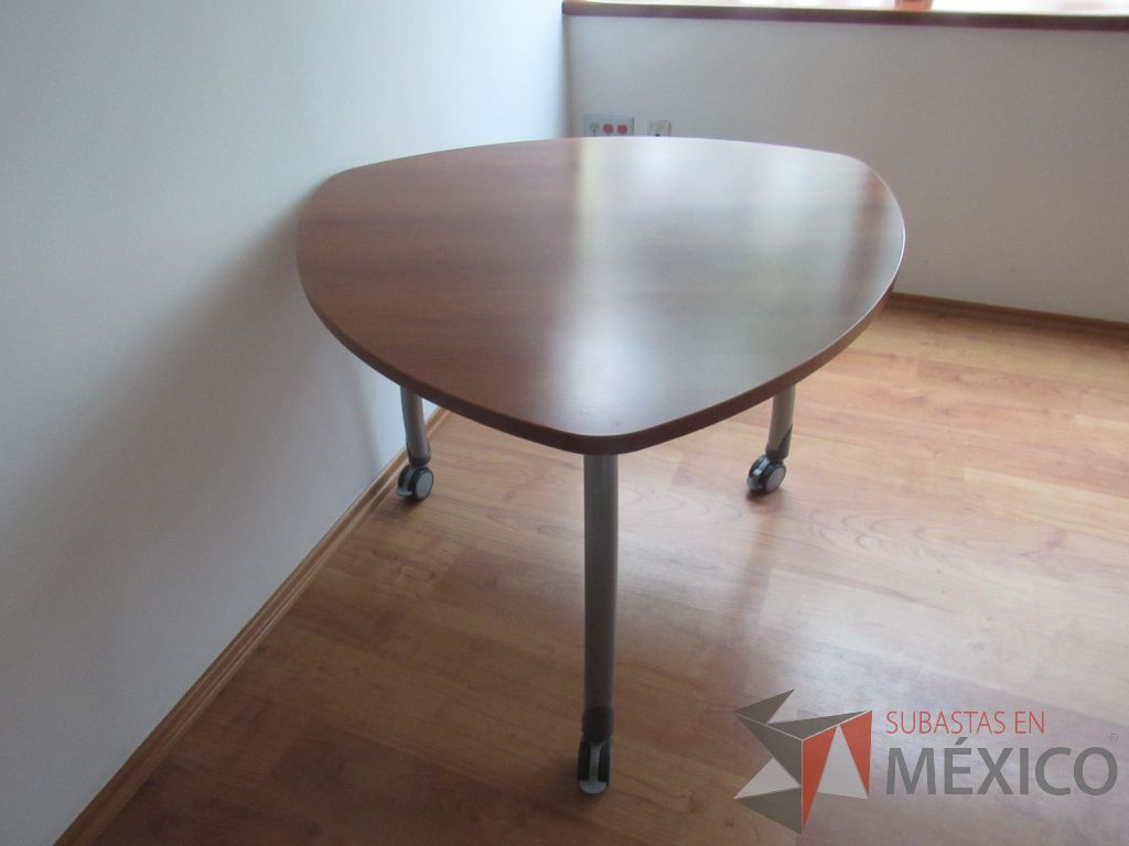 Lote 361 - Mesa de trabajo para 3 personas con 3 patas metálicas con ruedas y cubierta color café - Imagen 2