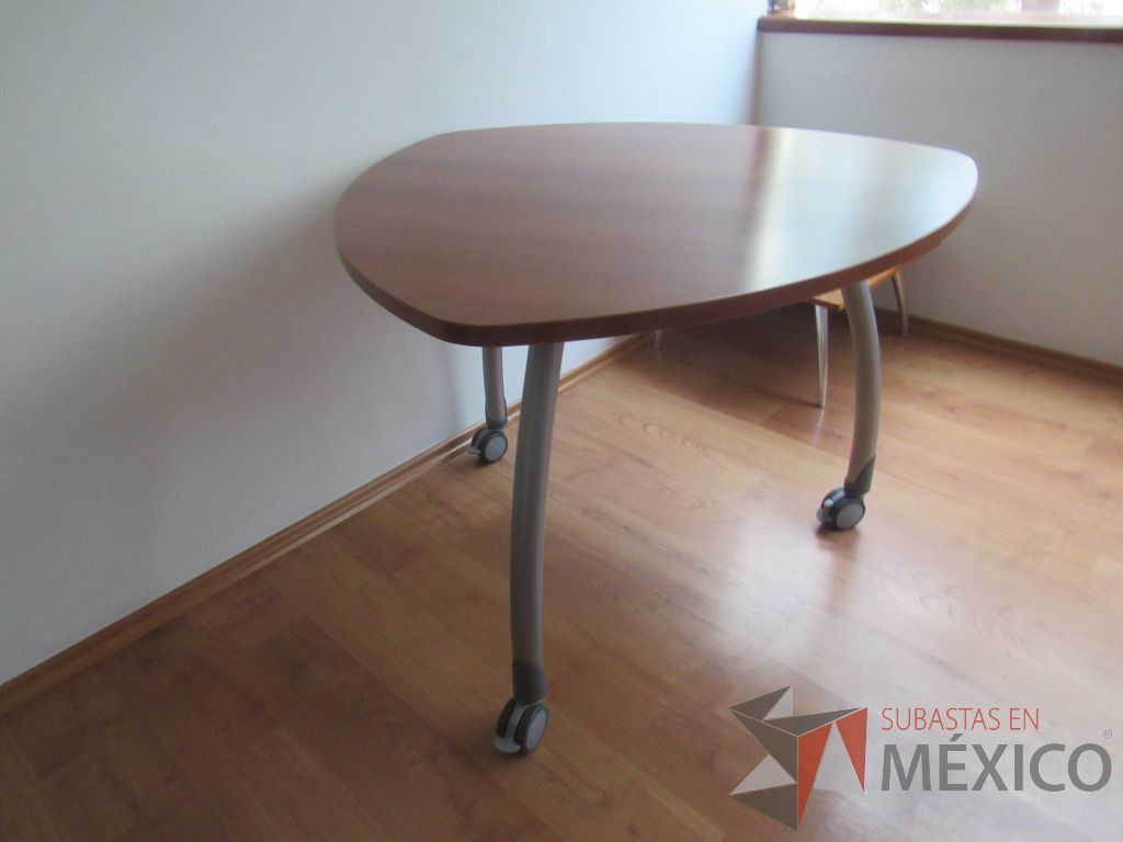 Lote 361 - Mesa de trabajo para 3 personas con 3 patas metálicas con ruedas y cubierta color café - Imagen 3
