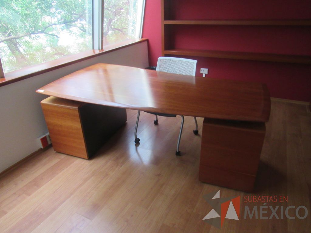Lote 361a - Escritorio con archivero de pedestal de 3 cajones y archivero de pedestal de 2 cajones y cubierta color madera - Imagen 2