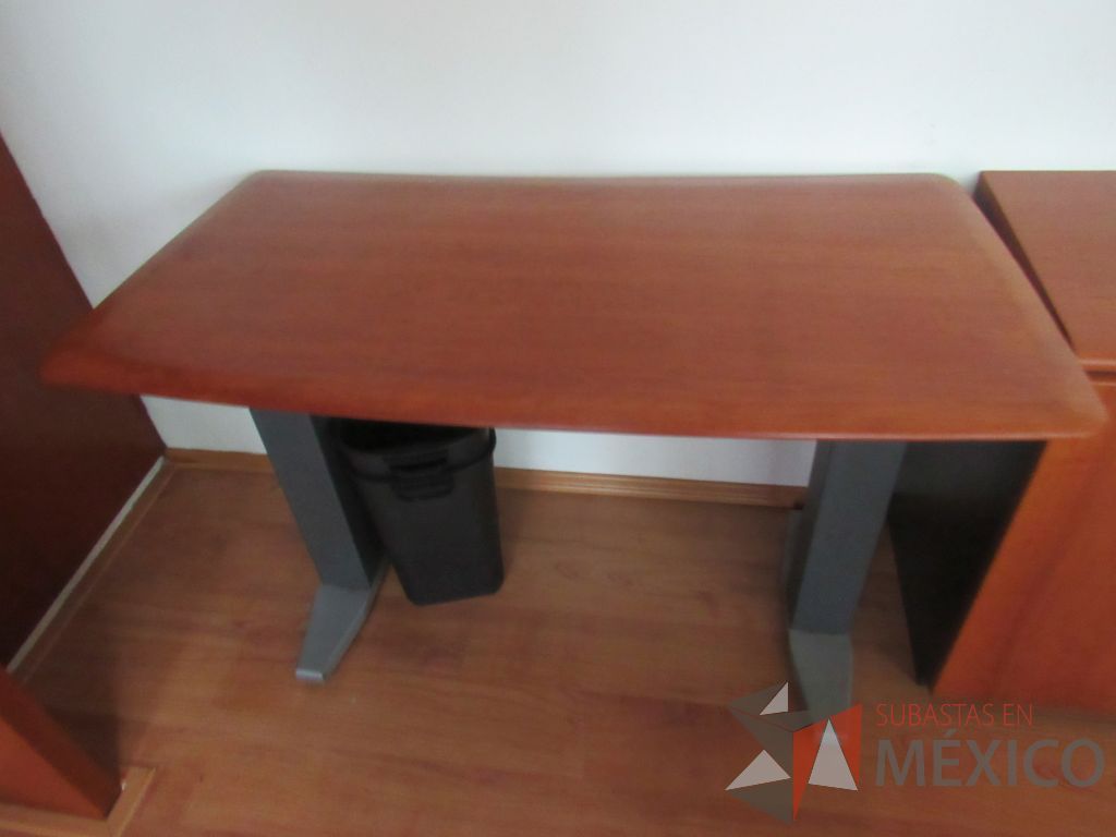 Lote 361d - Mesa de trabajo con base metálica color gris y cubierta color madera