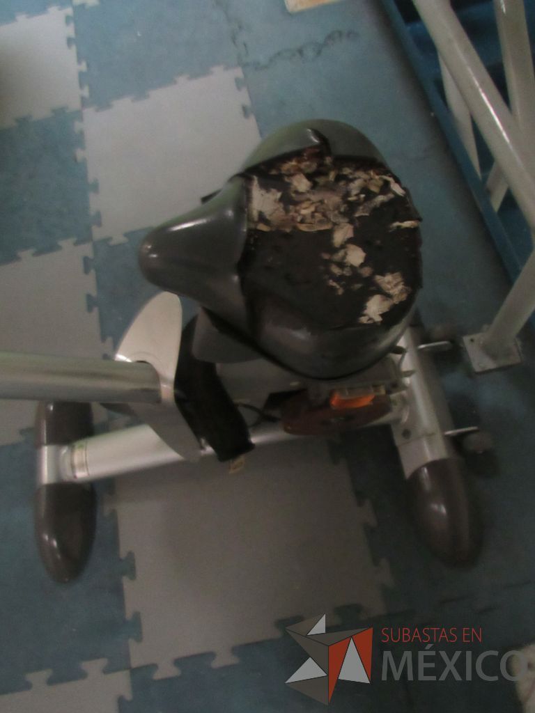 Lote 021 - Banco plano para abdominales y Bicicleta en mal estado, sin pedales y asiento roto - Imagen 5