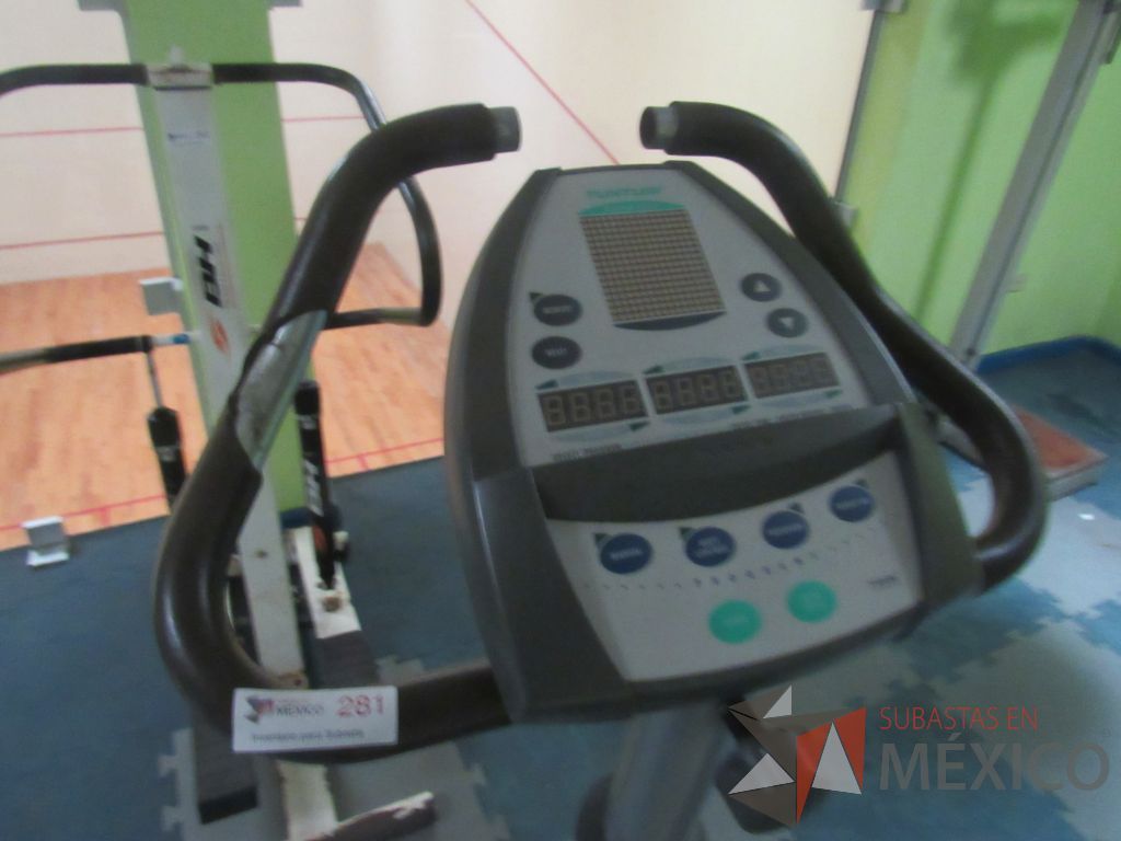Lote 021 - Banco plano para abdominales y Bicicleta en mal estado, sin pedales y asiento roto - Imagen 6
