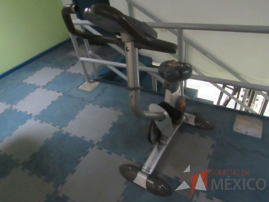 Lote 021 - Banco plano para abdominales y Bicicleta en mal estado, sin pedales y asiento roto - Imagen 7