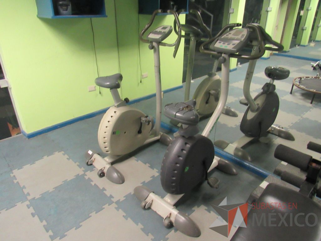 Lote 368a - Bicicleta fija con asiento dañado, ruedas y estructura metálica - Imagen 4